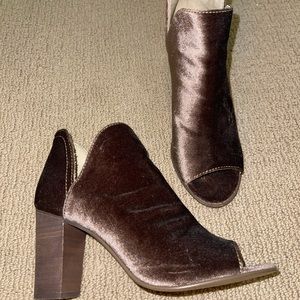 Steve Madden open toe velvet block heel